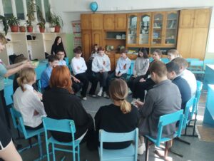  23,24 апреля 2025 г. педагог-психолог Емелина Г.А. провела в 7-х классах занятия-тренинги  на тему «Давайте дружить!» с целью сплочения классных коллективов, создания благоприятного психологического климата в коллективах, развития коммуникативных навыков  обучающихся. Через тренинговое занятие ребята учились работать в команде, оказывать и принимать поддержку окружающих, осознавать себя членом коллектива и понимать, что каждый может внести свой вклад в улучшение климата класса. Упражнения были направлены на сплочение класса и формирование взаимного доверия.