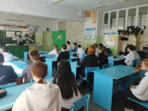  23,24 апреля 2025 г. педагог-психолог Емелина Г.А. провела в 7-х классах занятия-тренинги  на тему «Давайте дружить!» с целью сплочения классных коллективов, создания благоприятного психологического климата в коллективах, развития коммуникативных навыков  обучающихся. Через тренинговое занятие ребята учились работать в команде, оказывать и принимать поддержку окружающих, осознавать себя членом коллектива и понимать, что каждый может внести свой вклад в улучшение климата класса. Упражнения были направлены на сплочение класса и формирование взаимного доверия.