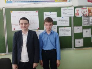 23,24 апреля 2025 г. педагог-психолог Емелина Г.А. провела в 7-х классах занятия-тренинги на тему «Давайте дружить!» с целью сплочения классных коллективов, создания благоприятного психологического климата в коллективах, развития коммуникативных навыков обучающихся. Через тренинговое занятие ребята учились работать в команде, оказывать и принимать поддержку окружающих, осознавать себя членом коллектива и понимать, что каждый может внести свой вклад в улучшение климата класса. Упражнения были направлены на сплочение класса и формирование взаимного доверия.