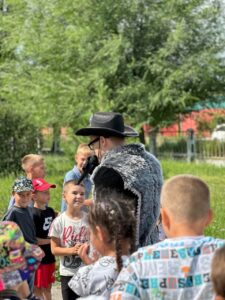 Девятый день в пришкольном лагере: Веселье, безопасность и сказочные гости! 🥳📚