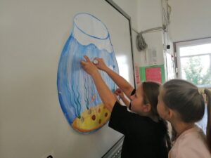 Пятнадцатый день в пришкольном лагере: Безопасность, творчество и фантазия! 🔥🚫🎨📚🐠👜  Сегодняшний день в лагере был наполнен важными знаниями и ярким творчеством! ✨  Начали с серьёзного: прошла беседа "Осторожно, огонь!" 🔥, напомнили ребятам о правилах пожарной безопасности. Знать и соблюдать - очень важно! 🚨  Потом дали волю фантазии на конкурсе рисунков на асфальте "Дети против наркотиков" 🚫🎨. Ребята очень красочно выразили свою позицию за здоровый образ жизни! 👍  Затем открылся "Мир чтения: Иди по жизни с книгой!" 📚, где ребята делились своими любимыми книгами и узнавали о новых интересных историях.  В 6 отряде ребята погрузились в "Удивительный подводный мир" 🐠! Каждый смог раскрасить свою уникальную рыбку и добавить её в большой лагерный аквариум. Получилось очень красиво! 🌊  А в 7 отряде кипел креатив на конкурсе сумок 👜! Ребята превратили обычные сумки в настоящие произведения искусства! 🤩  День получился насыщенным и полезным! Отлично потрудились и зарядились позитивом! 💪