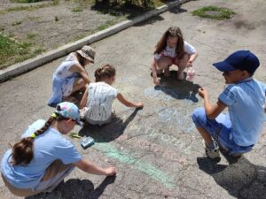 Пятнадцатый день в пришкольном лагере: Безопасность, творчество и фантазия! 🔥🚫🎨📚🐠👜 Сегодняшний день в лагере был наполнен важными знаниями и ярким творчеством! ✨ Начали с серьёзного: прошла беседа "Осторожно, огонь!" 🔥, напомнили ребятам о правилах пожарной безопасности. Знать и соблюдать - очень важно! 🚨 Потом дали волю фантазии на конкурсе рисунков на асфальте "Дети против наркотиков" 🚫🎨. Ребята очень красочно выразили свою позицию за здоровый образ жизни! 👍 Затем открылся "Мир чтения: Иди по жизни с книгой!" 📚, где ребята делились своими любимыми книгами и узнавали о новых интересных историях. В 6 отряде ребята погрузились в "Удивительный подводный мир" 🐠! Каждый смог раскрасить свою уникальную рыбку и добавить её в большой лагерный аквариум. Получилось очень красиво! 🌊 А в 7 отряде кипел креатив на конкурсе сумок 👜! Ребята превратили обычные сумки в настоящие произведения искусства! 🤩 День получился насыщенным и полезным! Отлично потрудились и зарядились позитивом! 💪