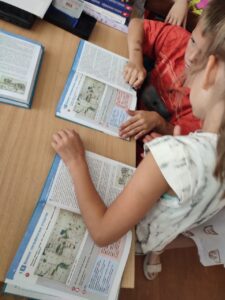 Пятнадцатый день в пришкольном лагере: Безопасность, творчество и фантазия! 🔥🚫🎨📚🐠👜  Сегодняшний день в лагере был наполнен важными знаниями и ярким творчеством! ✨  Начали с серьёзного: прошла беседа "Осторожно, огонь!" 🔥, напомнили ребятам о правилах пожарной безопасности. Знать и соблюдать - очень важно! 🚨  Потом дали волю фантазии на конкурсе рисунков на асфальте "Дети против наркотиков" 🚫🎨. Ребята очень красочно выразили свою позицию за здоровый образ жизни! 👍  Затем открылся "Мир чтения: Иди по жизни с книгой!" 📚, где ребята делились своими любимыми книгами и узнавали о новых интересных историях.  В 6 отряде ребята погрузились в "Удивительный подводный мир" 🐠! Каждый смог раскрасить свою уникальную рыбку и добавить её в большой лагерный аквариум. Получилось очень красиво! 🌊  А в 7 отряде кипел креатив на конкурсе сумок 👜! Ребята превратили обычные сумки в настоящие произведения искусства! 🤩  День получился насыщенным и полезным! Отлично потрудились и зарядились позитивом! 💪