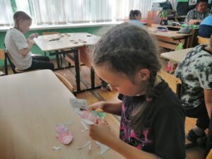 Пятнадцатый день в пришкольном лагере: Безопасность, творчество и фантазия! 🔥🚫🎨📚🐠👜  Сегодняшний день в лагере был наполнен важными знаниями и ярким творчеством! ✨  Начали с серьёзного: прошла беседа "Осторожно, огонь!" 🔥, напомнили ребятам о правилах пожарной безопасности. Знать и соблюдать - очень важно! 🚨  Потом дали волю фантазии на конкурсе рисунков на асфальте "Дети против наркотиков" 🚫🎨. Ребята очень красочно выразили свою позицию за здоровый образ жизни! 👍  Затем открылся "Мир чтения: Иди по жизни с книгой!" 📚, где ребята делились своими любимыми книгами и узнавали о новых интересных историях.  В 6 отряде ребята погрузились в "Удивительный подводный мир" 🐠! Каждый смог раскрасить свою уникальную рыбку и добавить её в большой лагерный аквариум. Получилось очень красиво! 🌊  А в 7 отряде кипел креатив на конкурсе сумок 👜! Ребята превратили обычные сумки в настоящие произведения искусства! 🤩  День получился насыщенным и полезным! Отлично потрудились и зарядились позитивом! 💪