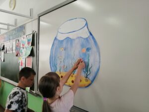 Пятнадцатый день в пришкольном лагере: Безопасность, творчество и фантазия! 🔥🚫🎨📚🐠👜  Сегодняшний день в лагере был наполнен важными знаниями и ярким творчеством! ✨  Начали с серьёзного: прошла беседа "Осторожно, огонь!" 🔥, напомнили ребятам о правилах пожарной безопасности. Знать и соблюдать - очень важно! 🚨  Потом дали волю фантазии на конкурсе рисунков на асфальте "Дети против наркотиков" 🚫🎨. Ребята очень красочно выразили свою позицию за здоровый образ жизни! 👍  Затем открылся "Мир чтения: Иди по жизни с книгой!" 📚, где ребята делились своими любимыми книгами и узнавали о новых интересных историях.  В 6 отряде ребята погрузились в "Удивительный подводный мир" 🐠! Каждый смог раскрасить свою уникальную рыбку и добавить её в большой лагерный аквариум. Получилось очень красиво! 🌊  А в 7 отряде кипел креатив на конкурсе сумок 👜! Ребята превратили обычные сумки в настоящие произведения искусства! 🤩  День получился насыщенным и полезным! Отлично потрудились и зарядились позитивом! 💪