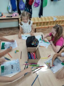 Восьмой день в пришкольном лагере: Куклы-обереги, искусство и история! 🎨📚