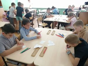 Пятнадцатый день в пришкольном лагере: Безопасность, творчество и фантазия! 🔥🚫🎨📚🐠👜  Сегодняшний день в лагере был наполнен важными знаниями и ярким творчеством! ✨  Начали с серьёзного: прошла беседа "Осторожно, огонь!" 🔥, напомнили ребятам о правилах пожарной безопасности. Знать и соблюдать - очень важно! 🚨  Потом дали волю фантазии на конкурсе рисунков на асфальте "Дети против наркотиков" 🚫🎨. Ребята очень красочно выразили свою позицию за здоровый образ жизни! 👍  Затем открылся "Мир чтения: Иди по жизни с книгой!" 📚, где ребята делились своими любимыми книгами и узнавали о новых интересных историях.  В 6 отряде ребята погрузились в "Удивительный подводный мир" 🐠! Каждый смог раскрасить свою уникальную рыбку и добавить её в большой лагерный аквариум. Получилось очень красиво! 🌊  А в 7 отряде кипел креатив на конкурсе сумок 👜! Ребята превратили обычные сумки в настоящие произведения искусства! 🤩  День получился насыщенным и полезным! Отлично потрудились и зарядились позитивом! 💪