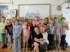 Пятнадцатый день в пришкольном лагере: Безопасность, творчество и фантазия! 🔥🚫🎨📚🐠👜  Сегодняшний день в лагере был наполнен важными знаниями и ярким творчеством! ✨  Начали с серьёзного: прошла беседа "Осторожно, огонь!" 🔥, напомнили ребятам о правилах пожарной безопасности. Знать и соблюдать - очень важно! 🚨  Потом дали волю фантазии на конкурсе рисунков на асфальте "Дети против наркотиков" 🚫🎨. Ребята очень красочно выразили свою позицию за здоровый образ жизни! 👍  Затем открылся "Мир чтения: Иди по жизни с книгой!" 📚, где ребята делились своими любимыми книгами и узнавали о новых интересных историях.  В 6 отряде ребята погрузились в "Удивительный подводный мир" 🐠! Каждый смог раскрасить свою уникальную рыбку и добавить её в большой лагерный аквариум. Получилось очень красиво! 🌊  А в 7 отряде кипел креатив на конкурсе сумок 👜! Ребята превратили обычные сумки в настоящие произведения искусства! 🤩  День получился насыщенным и полезным! Отлично потрудились и зарядились позитивом! 💪