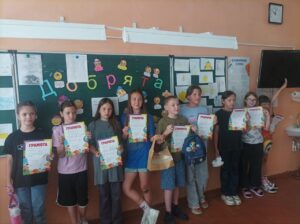 Пятнадцатый день в пришкольном лагере: Безопасность, творчество и фантазия! 🔥🚫🎨📚🐠👜  Сегодняшний день в лагере был наполнен важными знаниями и ярким творчеством! ✨  Начали с серьёзного: прошла беседа "Осторожно, огонь!" 🔥, напомнили ребятам о правилах пожарной безопасности. Знать и соблюдать - очень важно! 🚨  Потом дали волю фантазии на конкурсе рисунков на асфальте "Дети против наркотиков" 🚫🎨. Ребята очень красочно выразили свою позицию за здоровый образ жизни! 👍  Затем открылся "Мир чтения: Иди по жизни с книгой!" 📚, где ребята делились своими любимыми книгами и узнавали о новых интересных историях.  В 6 отряде ребята погрузились в "Удивительный подводный мир" 🐠! Каждый смог раскрасить свою уникальную рыбку и добавить её в большой лагерный аквариум. Получилось очень красиво! 🌊  А в 7 отряде кипел креатив на конкурсе сумок 👜! Ребята превратили обычные сумки в настоящие произведения искусства! 🤩  День получился насыщенным и полезным! Отлично потрудились и зарядились позитивом! 💪