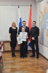 Ученица из 3 «Б» класса Козлова Варвара заняла 2 место и была отмечена дипломом и приятным подарком прямо из рук главы города